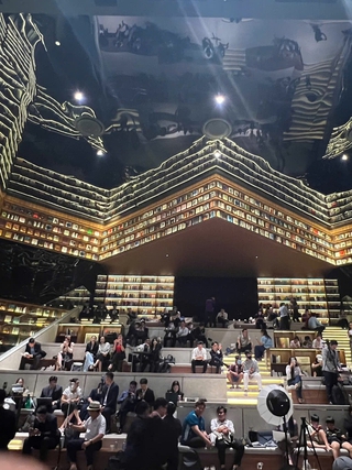 Rần rần check-in 'thư viện khổng lồ' gợi nhớ đến Starfield Library