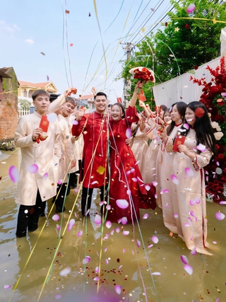 Độc lạ bộ ảnh đám cưới ngập nước, cả làng lội nước ở Hà Nội