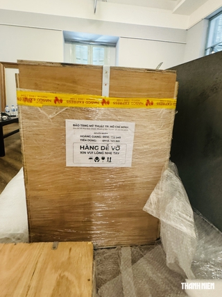 Hậu trường đưa 110 tác phẩm của họa sĩ Văn Giáo, nặng hàng tấn, vào TP.HCM