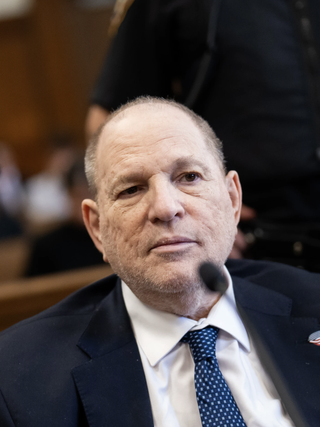 Ông trùm Hollywood Harvey Weinstein đối mặt án tù 25 năm vì tội hiếp dâm