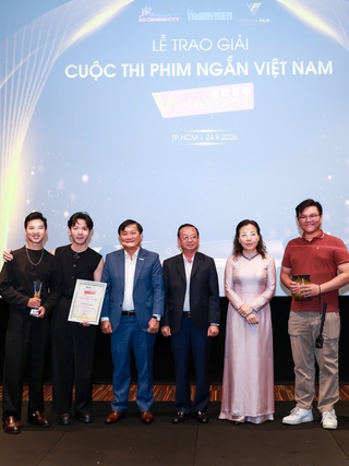 'Cánh đồng trắng' thắng lớn, NSND Hồng Vân bất ngờ khi được vinh danh tại Vietnamese