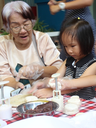 Ông bà, cha mẹ vào trường làm bánh trung thu cùng con