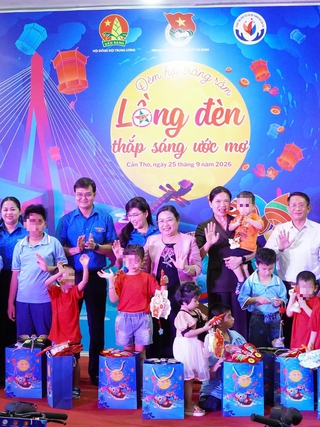 T.Ư MTTQ Việt Nam, T.Ư Đoàn tặng quà trung thu tại nơi đặc biệt ở Cần Thơ