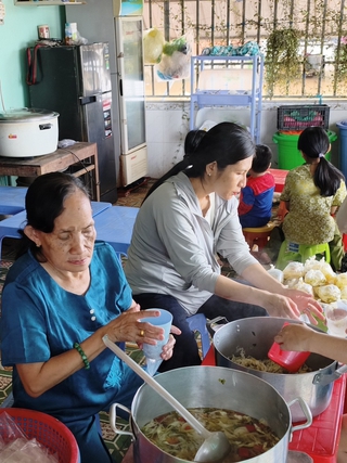 Nguyện giữ bếp cơm đỏ lửa đến cuối đời