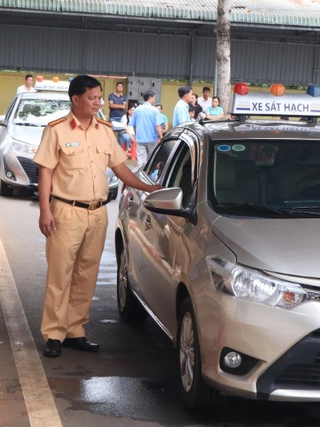 Thi bằng lái xe rớt 18 lần: Vì sao càng thi càng run?