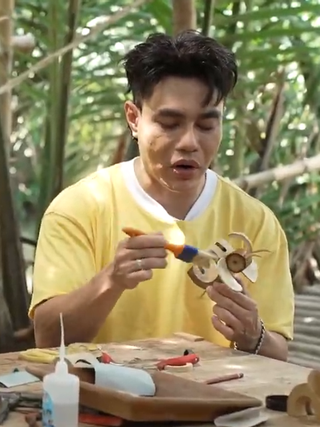 Lê Dương Bảo Lâm gây bất ngờ khi dùng chi tiết đặc biệt làm đồ chơi cho Ku Phin