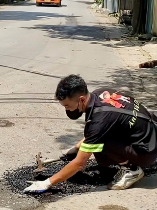 Chàng thanh niên ngày đi làm, chiều tối vá từng ổ gà