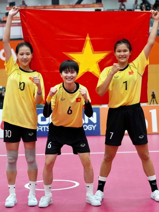 Bộ trưởng Lâm Thị Phương Thanh chúc mừng đội tuyển cầu mây giành HCV ASIAD