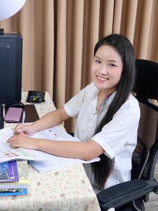 Con học lớp 5, mẹ trẻ quyết tâm học lại lớp 10