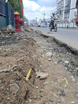 Thi công vỉa hè để đất đá ngổn ngang