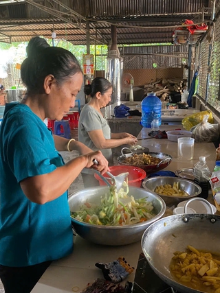 Hơn 20 năm đỏ lửa Bếp ăn tình thương vì bệnh nhân nghèo