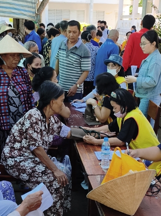 Hành trình đầy yêu thương đến với đồng bào Chăm