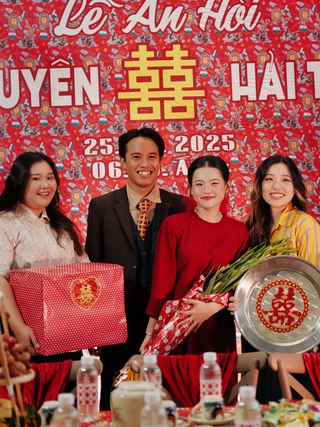 Cặp đôi làm lễ ăn hỏi như thời ba mẹ, bạn bè tặng cái mâm, bịch đường