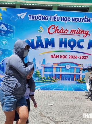 Trường chưa ăn bán trú, phụ huynh TP.HCM lật đật đưa đón con