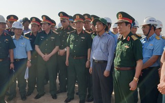 Thứ trưởng Bộ Quốc phòng Nguyễn Tân Cương kiểm tra sân bay Phan Thiết