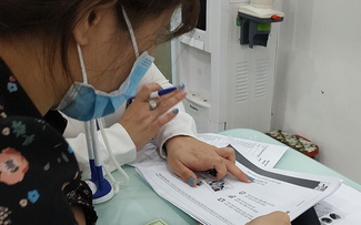 Gần 200 cuộc điện thoại phản ánh tình trạng 'ép' khách hàng mua bảo hiểm
