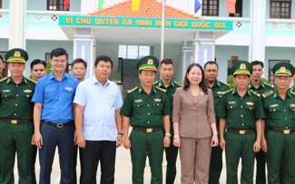 Thăm đồn Biên phòng Rạch Gốc