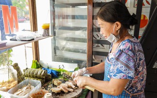 Bánh mì dì Thanh 30 năm nức tiếng: Chỉ 1 loại topping, mỗi ngày bán 2 tiếng