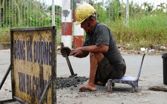 Người đàn ông khuyết tật ‘chữa lành’ những con đường