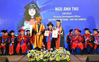 Nữ sinh cầm di ảnh mẹ nhận bằng tốt nghiệp: ‘Con sẽ ước mơ thay phần mẹ’