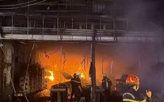 Cháy lớn tại cửa hàng FPT ở TP.HCM