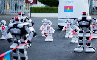 Robot do sinh viên sáng chế trình diễn 'Vũ điệu cờ Việt Nam' chào mừng lễ 30.4