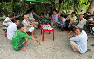 Vĩnh Long: Bắt giữ 40 người đánh bạc 'online' và 'offline' trong vườn