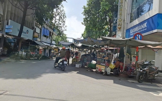 Buôn bán lấn chiếm lòng lề đường