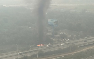 Cột khói đen cao hàng chục mét xộc thẳng vào căn hộ, cư dân chung cư TP.HCM khổ sở