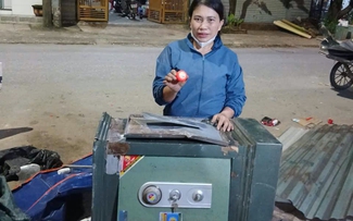 Người phụ nữ mua phế liệu bất ngờ phát hiện hơn nửa cây vàng trong két sắt