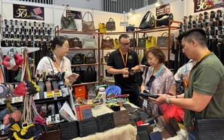 Mua sắm trong dịp Giáng sinh tăng hay giảm?