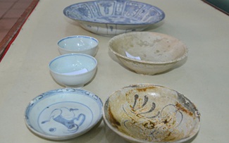 Hiến tặng nhiều chén, đĩa cổ có giá trị cho bảo tàng ở Quảng Ngãi