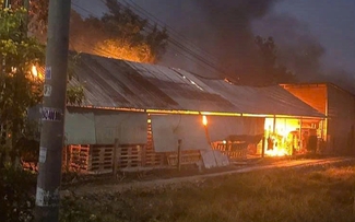 Tây Ninh: Cháy xưởng gỗ do dùng pin sạc điện thoại dự phòng