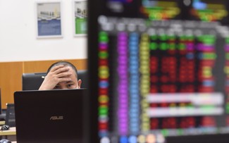 VN-Index rớt dưới 1.700 điểm
