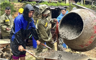 Tái thiết vùng rốn lũ: Tuổi trẻ Công an Quảng Ngãi dựng nhà cho dân ăn tết