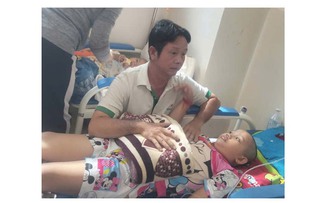 Con bệnh nặng, cha mẹ cần cộng đồng giúp đỡ