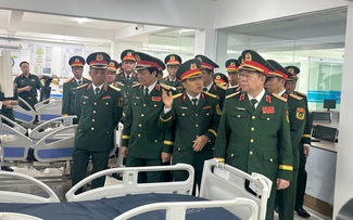 Đại tướng Nguyễn Trọng Nghĩa thăm Bệnh viện Quân y 121 và tặng quà bệnh nhân