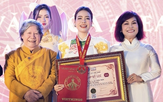 Áo dài phát sáng của nhà thiết kế Thoa Trần được trao Kỷ lục Việt Nam