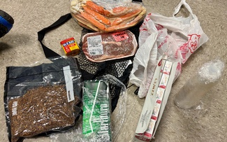 Bắt được UAV thả thịt bò, chân cua hoàng đế cho tù nhân ăn Giáng sinh