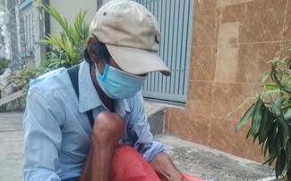 Tuổi già mưu sinh: Phận người lăn lết bán vé số quanh phố phường TP.HCM