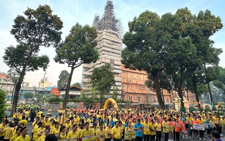 Sáng cuối tuần, đông người đổ về Bưu điện trung tâm TP.HCM chạy bộ