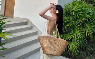 Chọn túi xách đi biển ‘chuẩn gu’ khoe cá tính