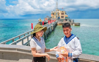 Hoa hậu Võ Thu Sương đến Trường Sa tặng quà cho cán bộ chiến sĩ