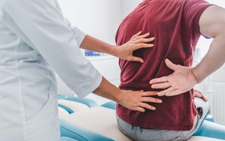 Ngồi lâu bị đau lưng cảnh báo bệnh xương khớp chớ chủ quan