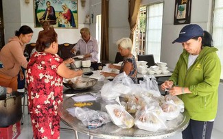 Những hộp cơm nghĩa tình