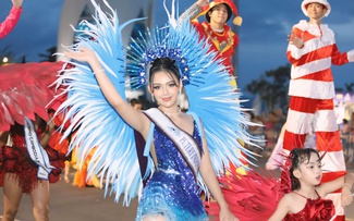 45 người đẹp Hoa hậu Hoàn vũ cùng diễu hành Carnival phố biển Nha Trang
