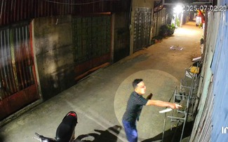 Bức xúc clip người đàn ông cầm hung khí dọa giết cả gia đình