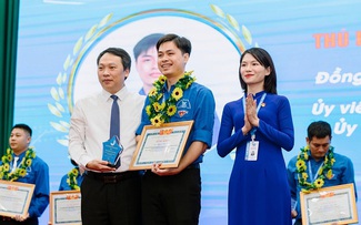 Vầng trăng khuyết tỏa sáng giữa đời thường