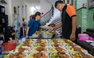 Bếp cơm thiện nguyện của ‘hoa hậu bào’ tặng nghìn suất cho bệnh nhân ung thư