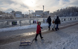 Chiến sự Ukraine ngày 1.417: Điện, nhiệt bị cúp giữa thời tiết âm độ C